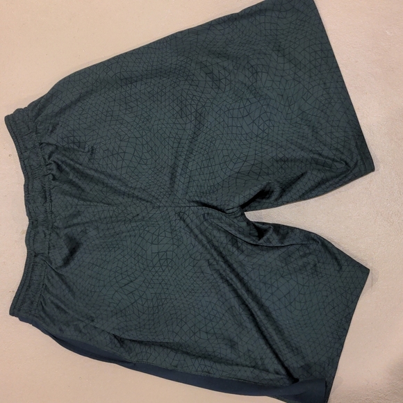 Under Armour shorts size Medium - Picture 5 of 5